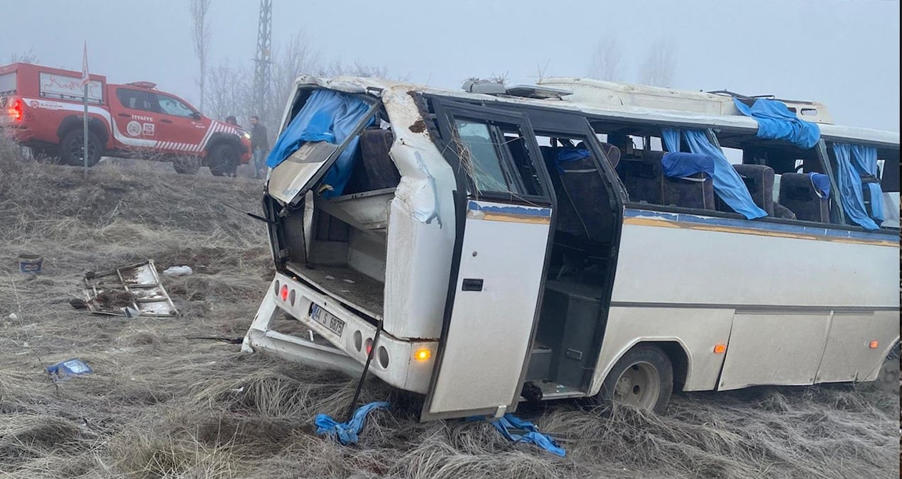 Malatya’da işçi servisinin devrilmesi sonucu 17 kişi yaralandı